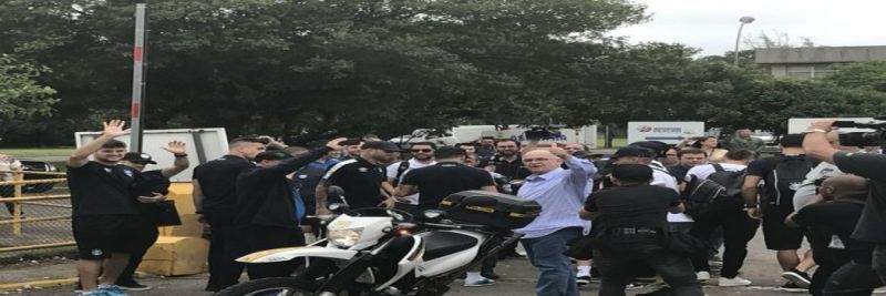 Jogadores foram até o portão saudar torcedores